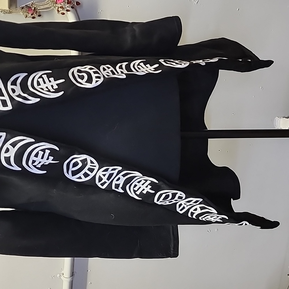 Jacket doesn't close - Picture 2 of 2